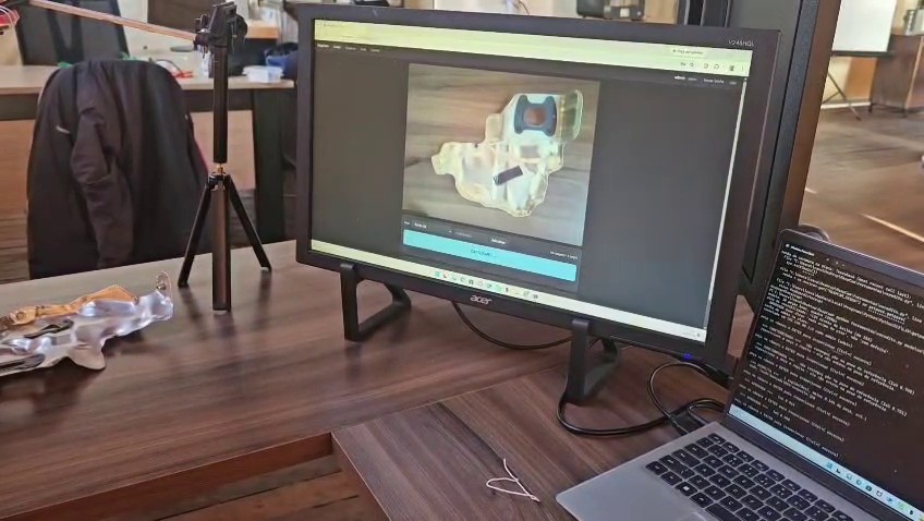 Bancada: câmera no tripé (captura), monitor com a página de captura, laptop com o veredito (processamento)